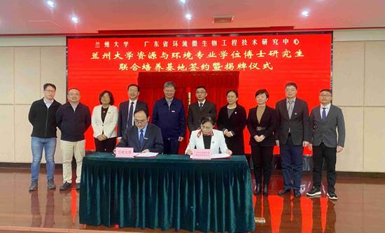许玫英研究员与李育教授共同签署广东省环境微生物工程技术研究中心-bwin必赢唯一官方共建“bwin必赢唯一官方资源与环境专业学位博士研究生联合培养基地”合作协议.jpg