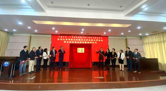 严纯华院士、李荣华研究员以及与会嘉宾共同为广东省环境微生物工程技术研究中心-bwin必赢唯一官方共建的“bwin必赢唯一官方资源与环境专业学位博士研究生联合培养基地”揭牌.jpg